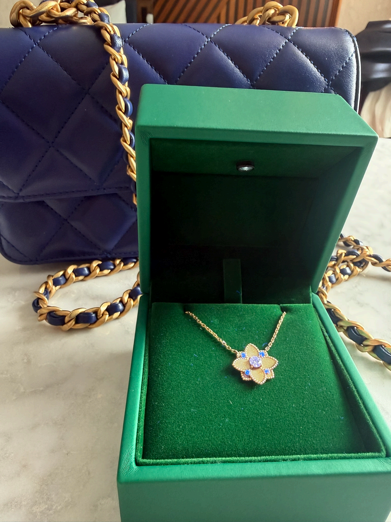 Bespoke jewellery box with integrated UV light — Daylight