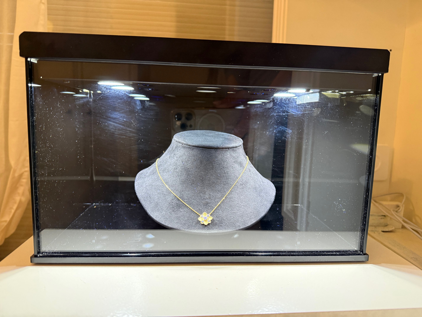 UV display case for retail — Daylight